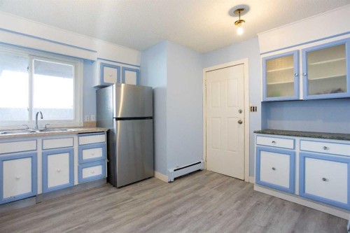 4004 79 Street Nw, Calgary, AB - Indoor Photo Showing Kitchen