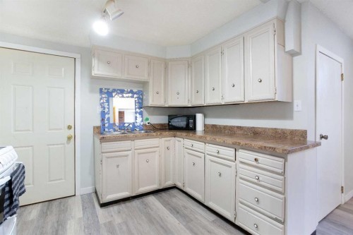 4004 79 Street Nw, Calgary, AB - Indoor Photo Showing Kitchen