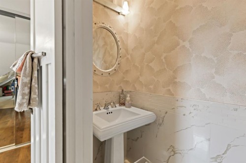 1314 Shelbourne Street Sw, Calgary, AB - Indoor Photo Showing Bathroom