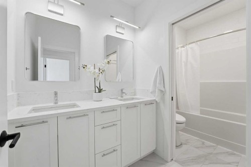 65 Rowmont Link Nw, Calgary, AB - Indoor Photo Showing Bathroom
