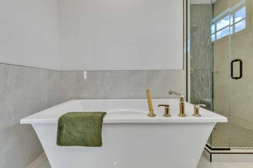 330 Normandy Drive Sw, Calgary, AB - Indoor Photo Showing Bathroom