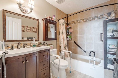 41 Everridge Court Sw, Calgary, AB - Indoor Photo Showing Bathroom