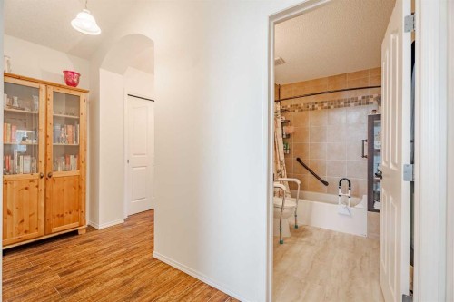 41 Everridge Court Sw, Calgary, AB - Indoor Photo Showing Bathroom
