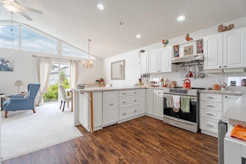 41 Everridge Court Sw, Calgary, AB - Indoor Photo Showing Kitchen With Upgraded Kitchen