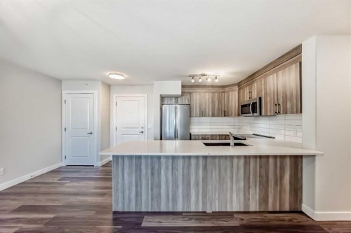 2425-6118 80 Avenue Ne, Calgary, AB - Indoor Photo Showing Kitchen With Upgraded Kitchen