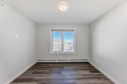 2425-6118 80 Avenue Ne, Calgary, AB - Indoor Photo Showing Other Room