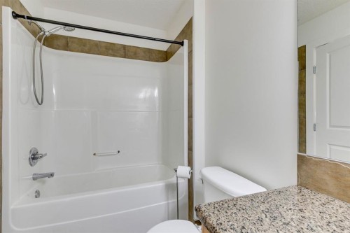 2340 24 Avenue Nw, Calgary, AB - Indoor Photo Showing Bathroom
