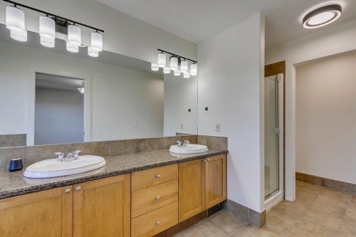 2340 24 Avenue Nw, Calgary, AB - Indoor Photo Showing Bathroom