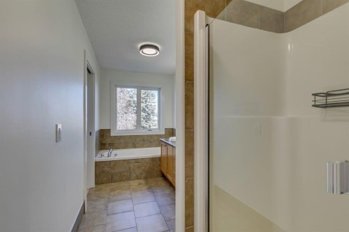 2340 24 Avenue Nw, Calgary, AB - Indoor Photo Showing Bathroom