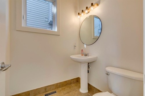 2340 24 Avenue Nw, Calgary, AB - Indoor Photo Showing Bathroom
