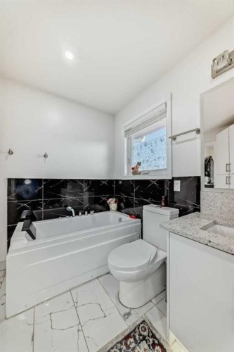 204 Coral Keys Green Ne, Calgary, AB - Indoor Photo Showing Bathroom