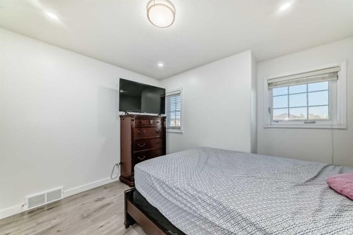 204 Coral Keys Green Ne, Calgary, AB - Indoor Photo Showing Bedroom