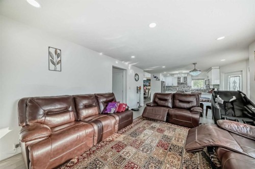 204 Coral Keys Green Ne, Calgary, AB - Indoor Photo Showing Living Room
