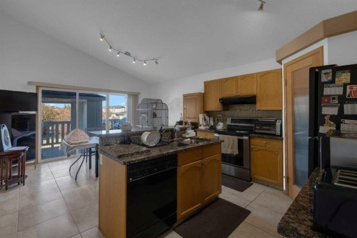 255 Panamount Lane Nw, Calgary, AB - Indoor Photo Showing Kitchen
