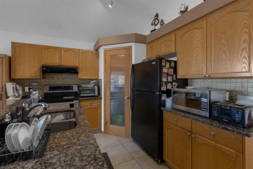 255 Panamount Lane Nw, Calgary, AB - Indoor Photo Showing Kitchen