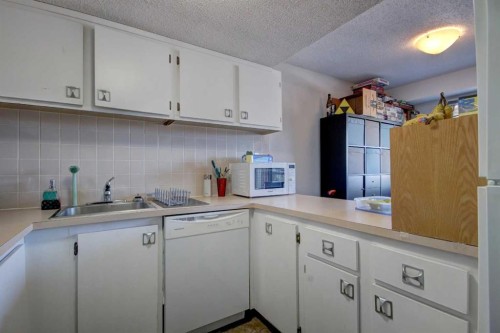 602-2200 Woodview Drive Sw, Calgary, AB - Indoor Photo Showing Kitchen