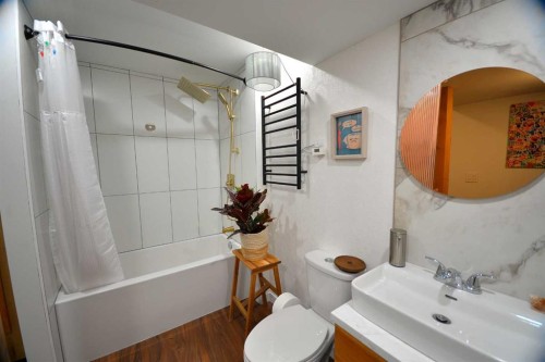 61 Cole Street, Red Deer, AB - Indoor Photo Showing Bathroom