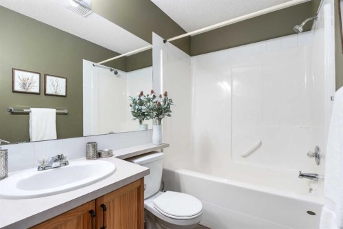 419 Coventry Road Ne, Calgary, AB - Indoor Photo Showing Bathroom
