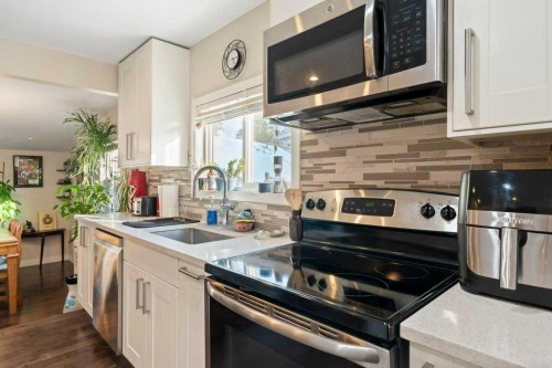 4640 81 Street Nw, Calgary, AB - Indoor Photo Showing Kitchen