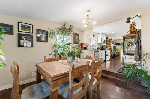 4640 81 Street Nw, Calgary, AB - Indoor Photo Showing Dining Room