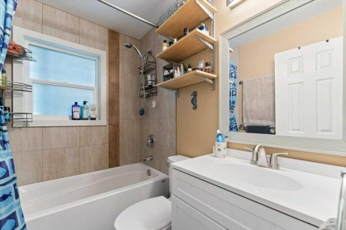 4640 81 Street Nw, Calgary, AB - Indoor Photo Showing Bathroom