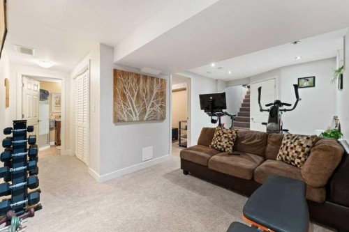 4640 81 Street Nw, Calgary, AB - Indoor