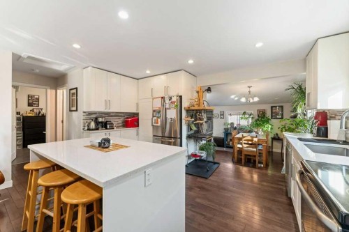 4640 81 Street Nw, Calgary, AB - Indoor Photo Showing Kitchen With Upgraded Kitchen