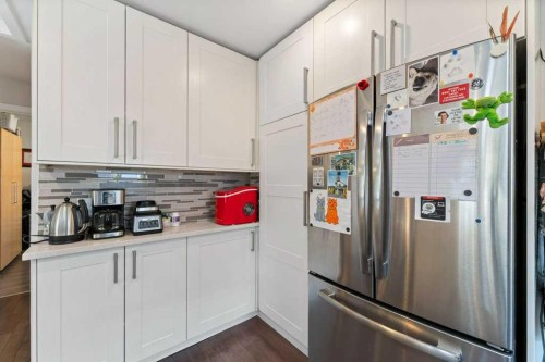 4640 81 Street Nw, Calgary, AB - Indoor Photo Showing Kitchen
