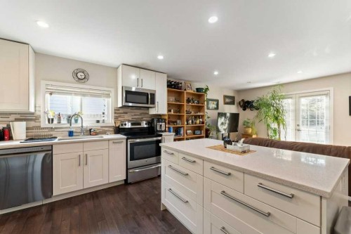 4640 81 Street Nw, Calgary, AB - Indoor Photo Showing Kitchen