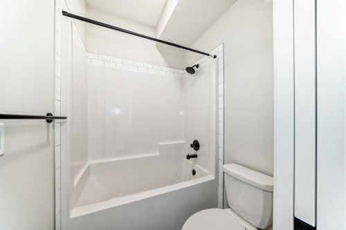 105 Corner Glen Green Ne, Calgary, AB - Indoor Photo Showing Bathroom