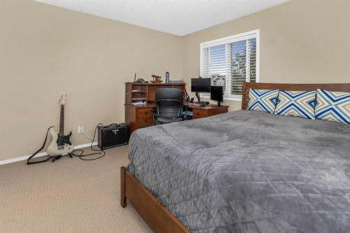 107 Everoak Green Sw, Calgary, AB - Indoor Photo Showing Bedroom