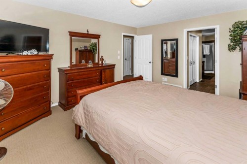 107 Everoak Green Sw, Calgary, AB - Indoor Photo Showing Bedroom