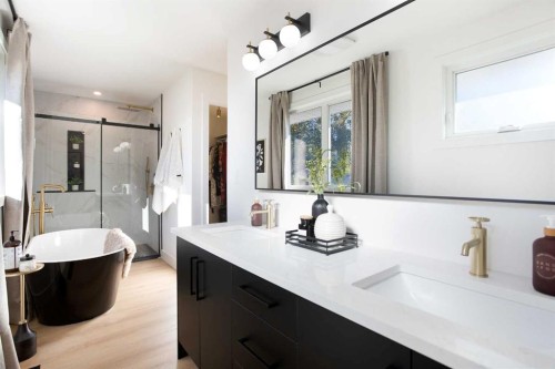959 Parkwood Way Se, Calgary, AB - Indoor Photo Showing Bathroom