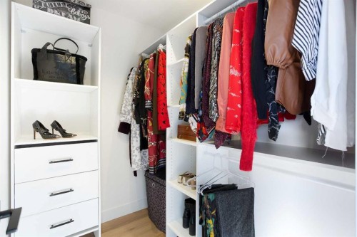 959 Parkwood Way Se, Calgary, AB - Indoor With Storage