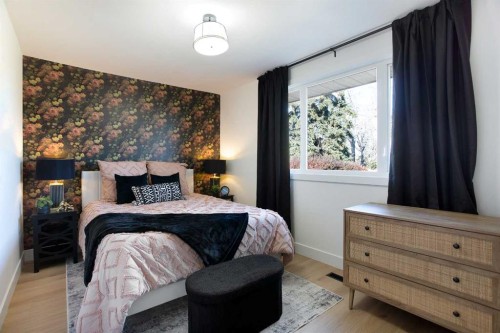 959 Parkwood Way Se, Calgary, AB - Indoor Photo Showing Bedroom