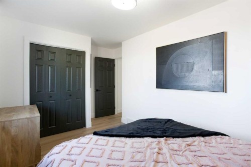 959 Parkwood Way Se, Calgary, AB - Indoor Photo Showing Bedroom