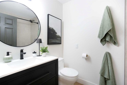 959 Parkwood Way Se, Calgary, AB - Indoor Photo Showing Bathroom