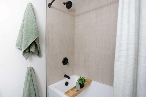 959 Parkwood Way Se, Calgary, AB - Indoor Photo Showing Bathroom