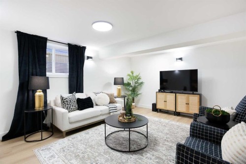 959 Parkwood Way Se, Calgary, AB - Indoor Photo Showing Living Room