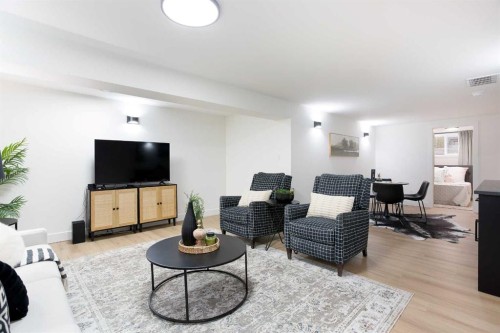 959 Parkwood Way Se, Calgary, AB - Indoor Photo Showing Living Room