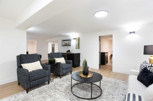 959 Parkwood Way Se, Calgary, AB - Indoor Photo Showing Living Room