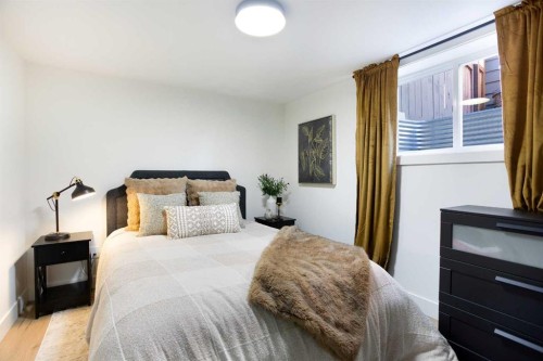 959 Parkwood Way Se, Calgary, AB - Indoor Photo Showing Bedroom