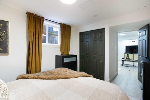 959 Parkwood Way Se, Calgary, AB - Indoor Photo Showing Bedroom