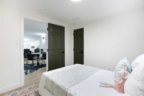 959 Parkwood Way Se, Calgary, AB - Indoor Photo Showing Bedroom