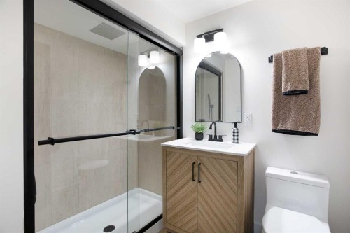 959 Parkwood Way Se, Calgary, AB - Indoor Photo Showing Bathroom