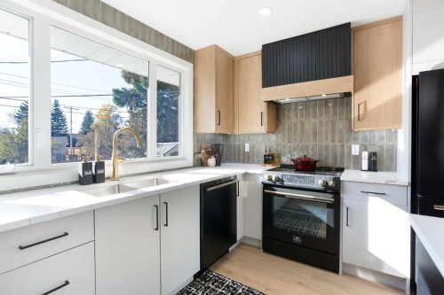 959 Parkwood Way Se, Calgary, AB - Indoor Photo Showing Kitchen With Upgraded Kitchen