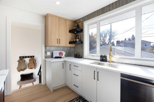 959 Parkwood Way Se, Calgary, AB - Indoor Photo Showing Kitchen