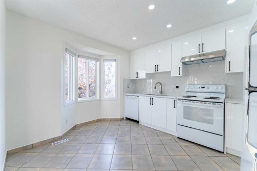 121 Eversyde Point Sw, Calgary, AB - Indoor Photo Showing Kitchen