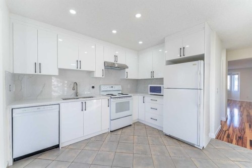 121 Eversyde Point Sw, Calgary, AB - Indoor Photo Showing Kitchen