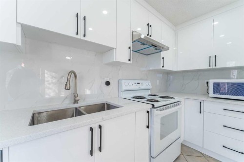 121 Eversyde Point Sw, Calgary, AB - Indoor Photo Showing Kitchen With Double Sink